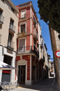 Treball de pintura en una façana de Vilafranca del Penedès